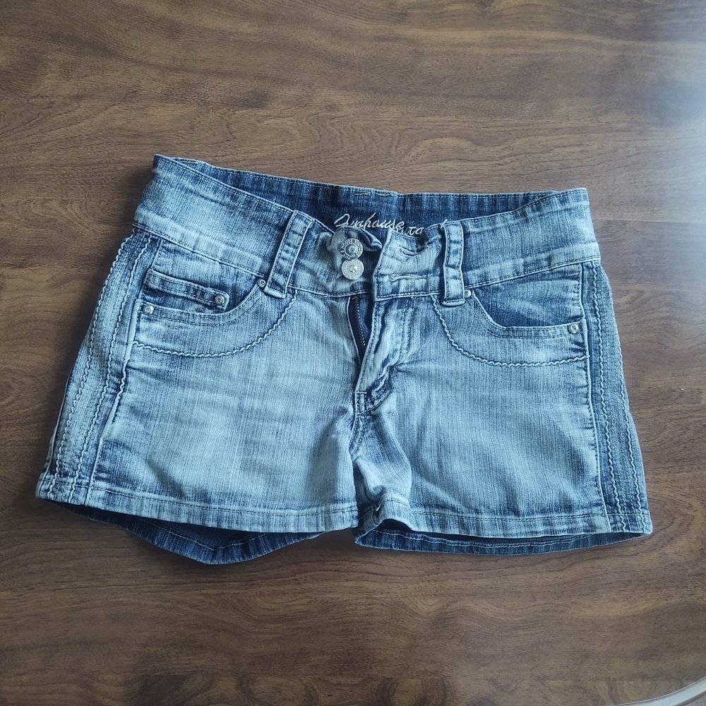 🆓 BOGO! 🆓 EUC Junior's Shorts (Size 3)